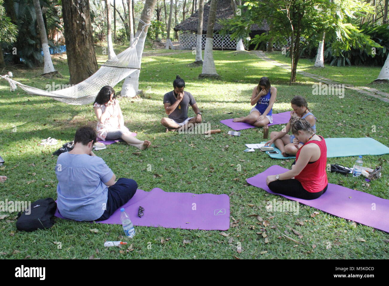 Gruppe Üben von Pranayama zu einem Yoga Retreat in Kerala, Indien Stockfoto