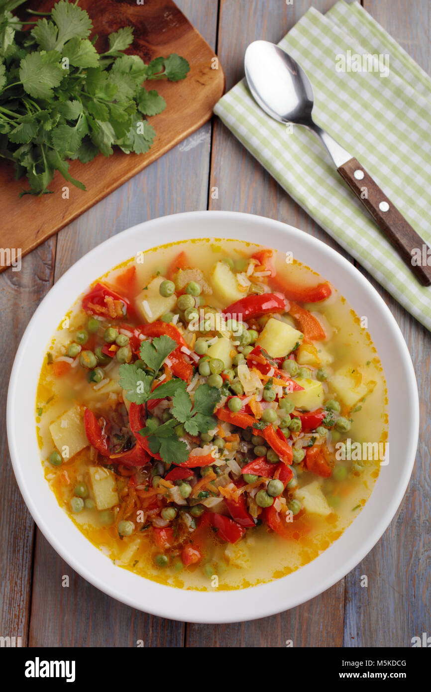 Vegane Suppe auf einem rustikalen Tisch Stockfoto