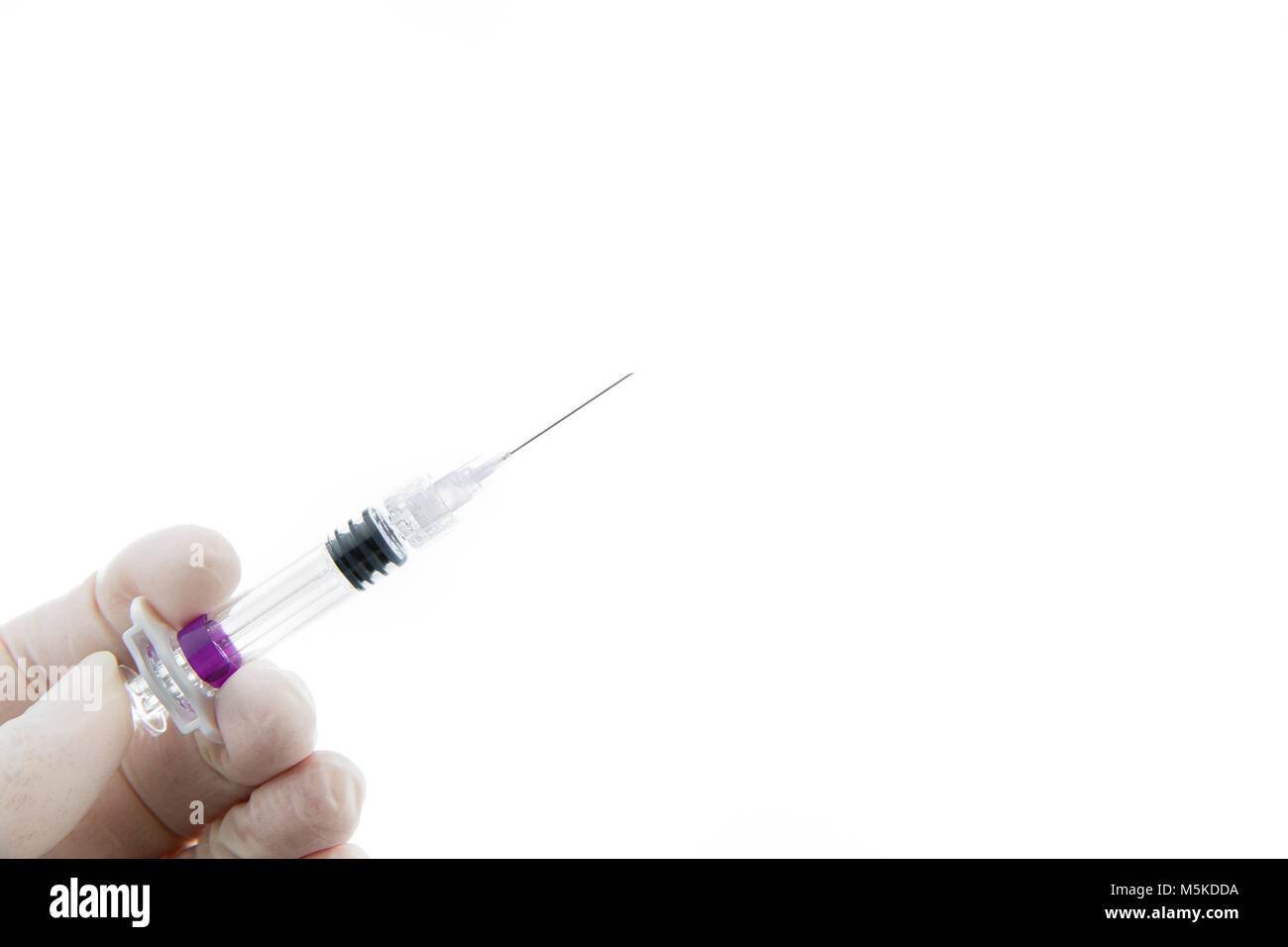 Kanüle mit Grippe Impfstoff oder Medikament für Ärzte die Hände in Weiß medizinische Handschuhe auf weißem Hintergrund Kopie Raum isoliert, Studio Shot Stockfoto