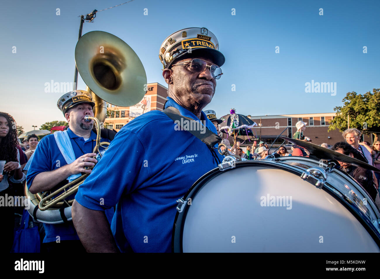 Tubist und Schlagzeuger, der Treme Brass Band, spielen in der zweiten Linie auf nationaler Volksleben Festival, Greensboro, North Carolina. Stockfoto