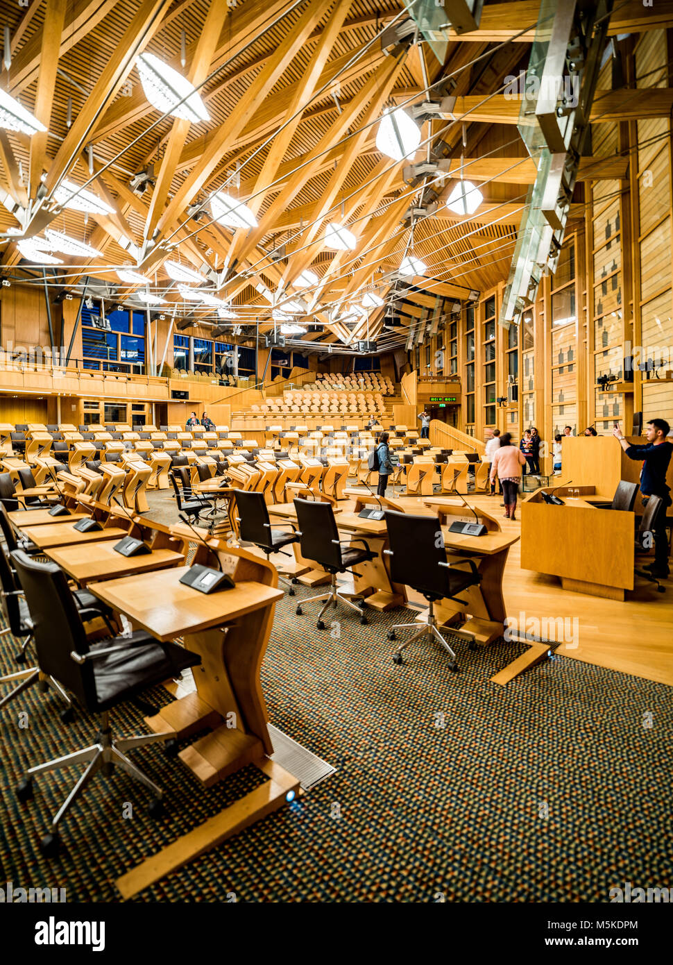 Die Hauptkammer des Schottischen Parlaments, Edinburgh, Schottland, fotografiert in der Nacht im Februar 2018. Stockfoto