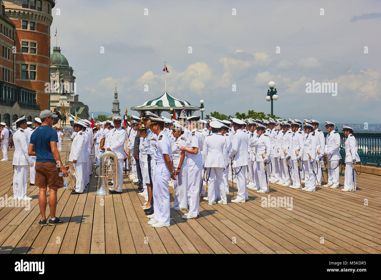 Marine Band in weißen Uniformen, Terrasse Dufferin (1879), Quebec City, Provinz Quebec, Kanada. Nach dem ehemaligen Kultusminister General Lord Dufferin benannt. Stockfoto