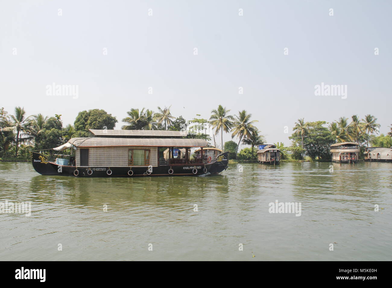 Ein Hausboot in den Backwaters von Alleppy, Kerala, Indien Stockfoto