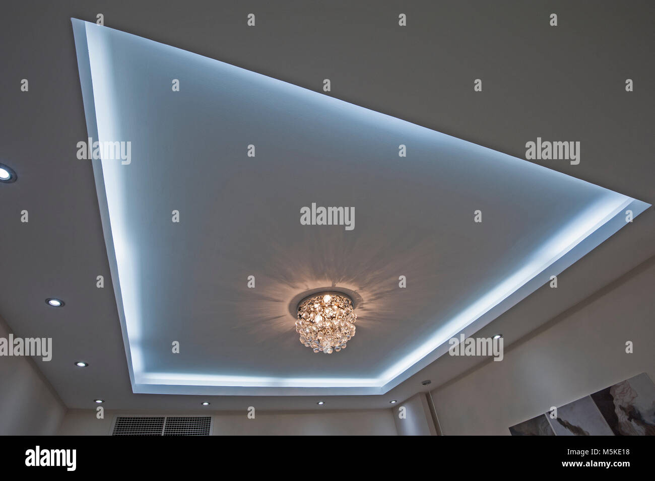 Prunkvolle Kronleuchter stil Deckenleuchte innen Luxus Apartment mit LED-Beleuchtung Surround Stockfoto
