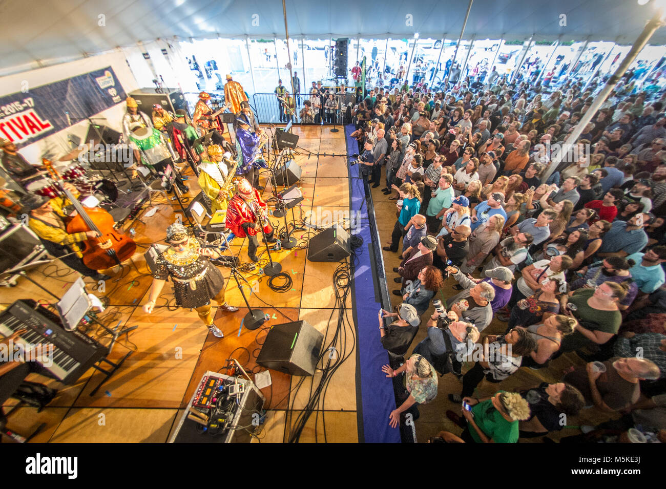 Die kosmischen musikalische Gruppe Sun Ra Arkestra zusammen Vorformen auf der Bühne mit Publikum versuchsweise Beobachten auf nationaler Volksleben Festival, Greensboro, Nort Stockfoto