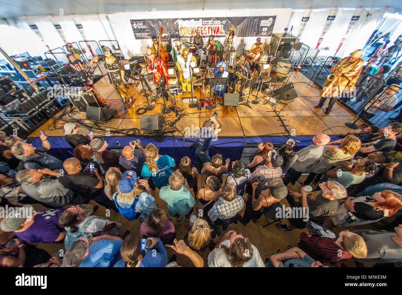 Die kosmischen musikalische Gruppe Sun Ra Arkestra zusammen Vorformen auf der Bühne mit Publikum versuchsweise Beobachten auf nationaler Volksleben Festival, Greensboro, Nort Stockfoto