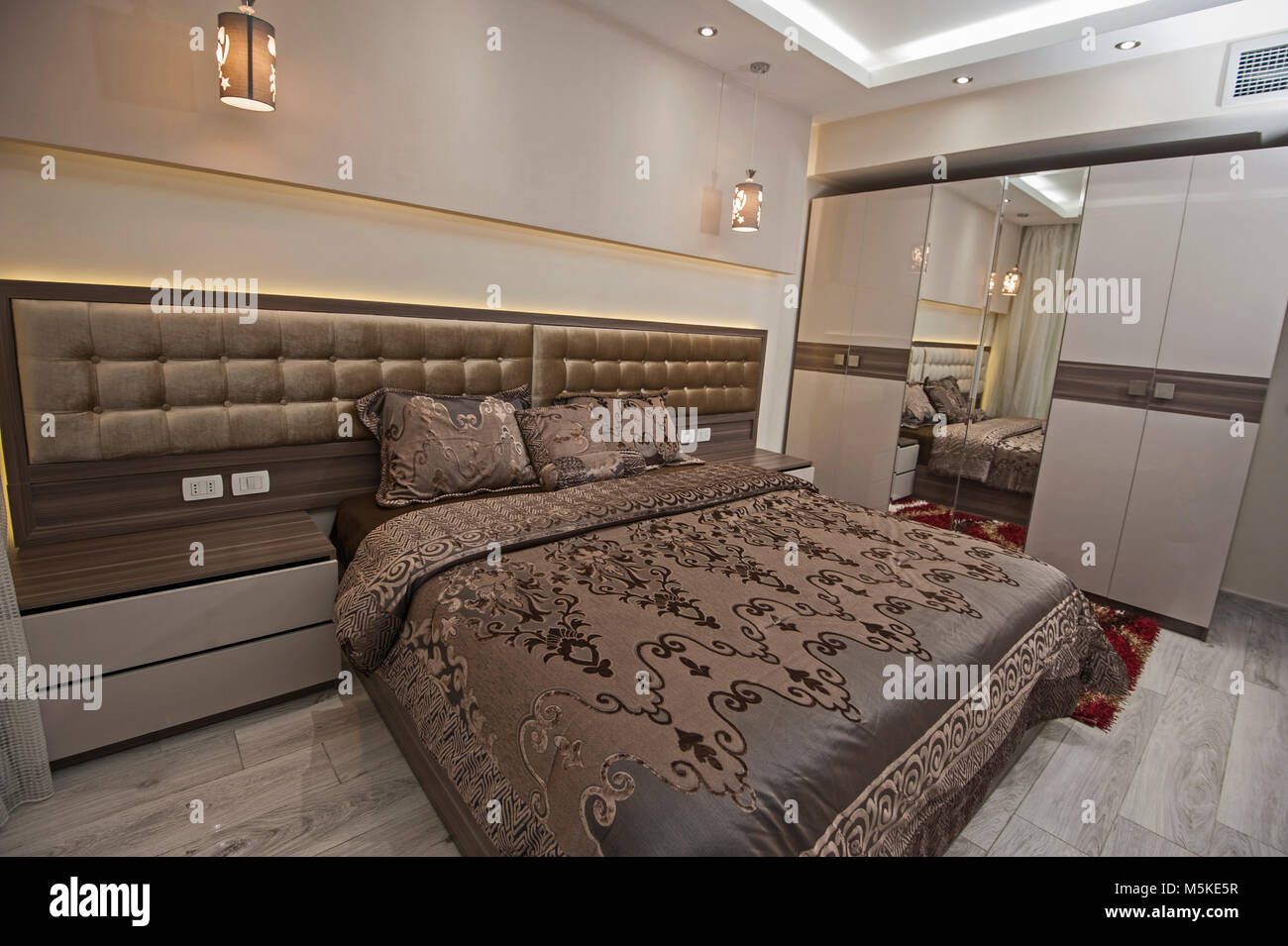 Interior Design Einrichtung Einrichtung von Luxus zeigen home Schlafzimmer mit Möbeln und Doppelbett Stockfoto