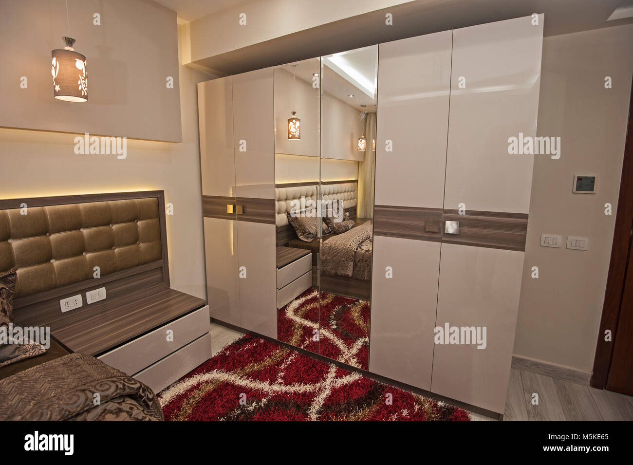 Interior Design Einrichtung Einrichtung von Luxus zeigen home Schlafzimmer mit Möbeln und Doppelbett Stockfoto