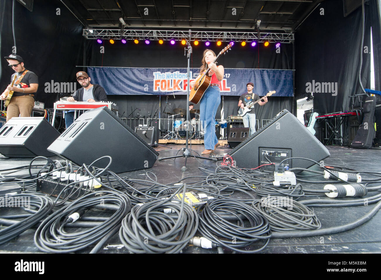 Bündel von Audiokabeln festgelegt, die in der vor der Bühne als junges Land Sänger, Kelsey Waldon, Preforms auf nationaler Volksleben Festival, Greensboro, noch Stockfoto