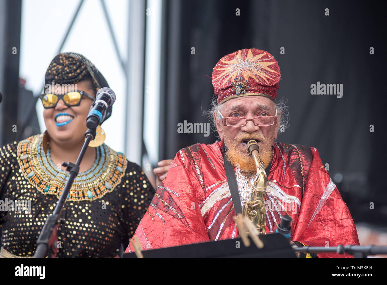 Marshall Allen, Bandleader für Sun Ra Arkestra, Gürtel, auf dem Saxophon auf der Bühne mit einer seiner weiblichen Bandmitglieder auf nationaler Volksleben Festiva Stockfoto