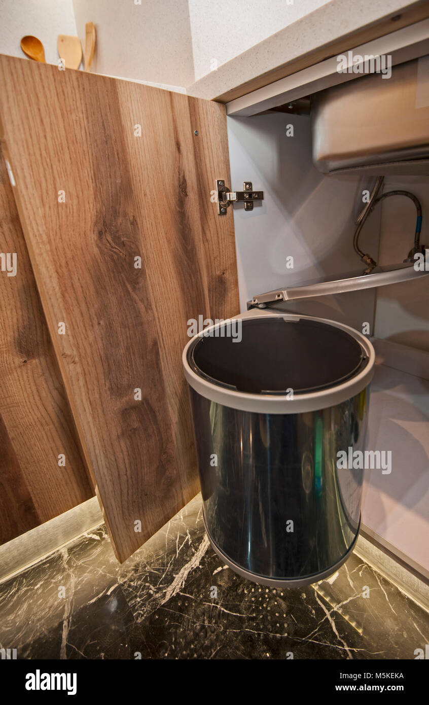 Metall Abfalleimer unter der Spüle hängen auf küchenschrank Tür Stockfoto