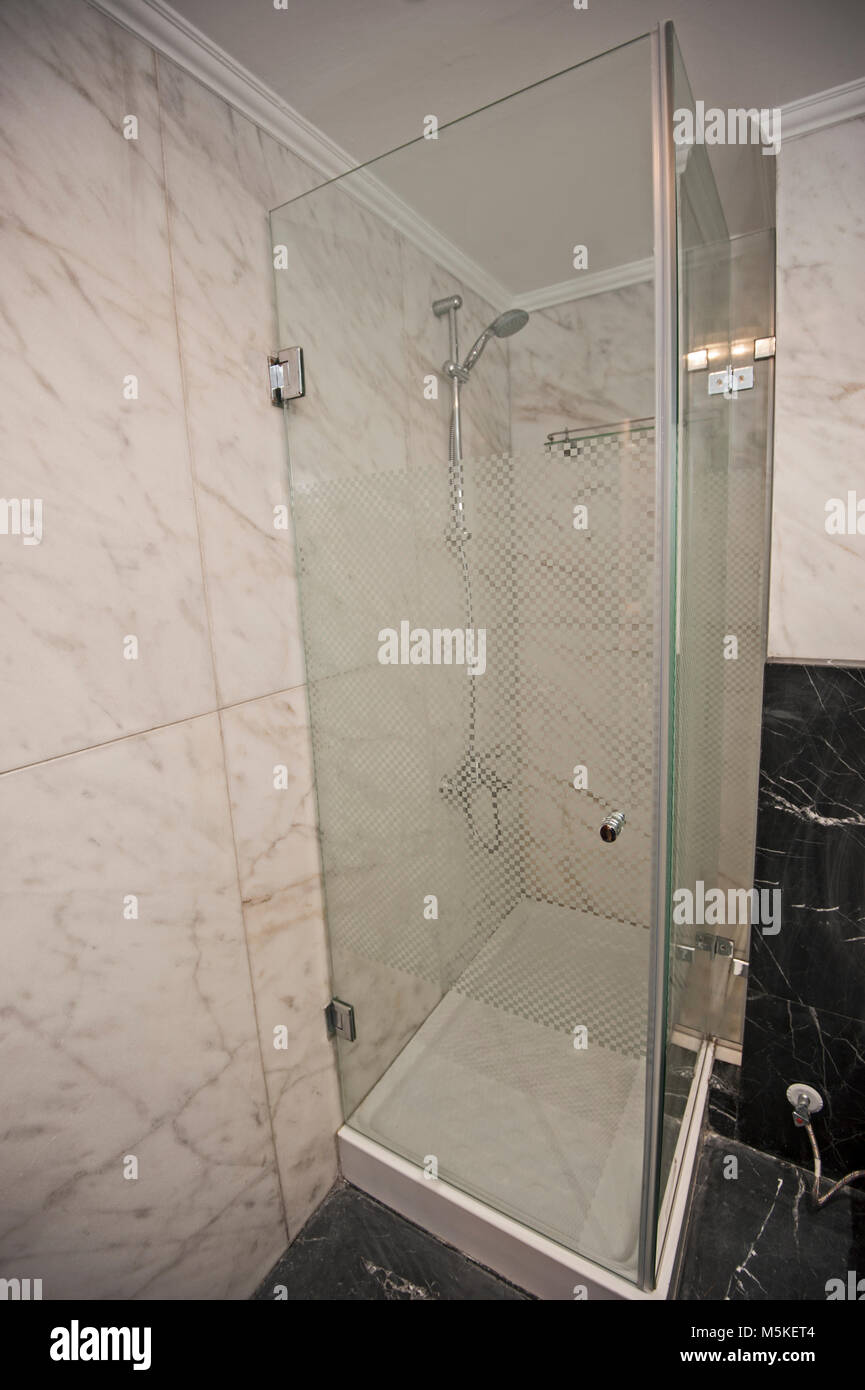 Innenarchitektur eines Luxus zeigen Haus Bad mit Duschkabine Stockfoto
