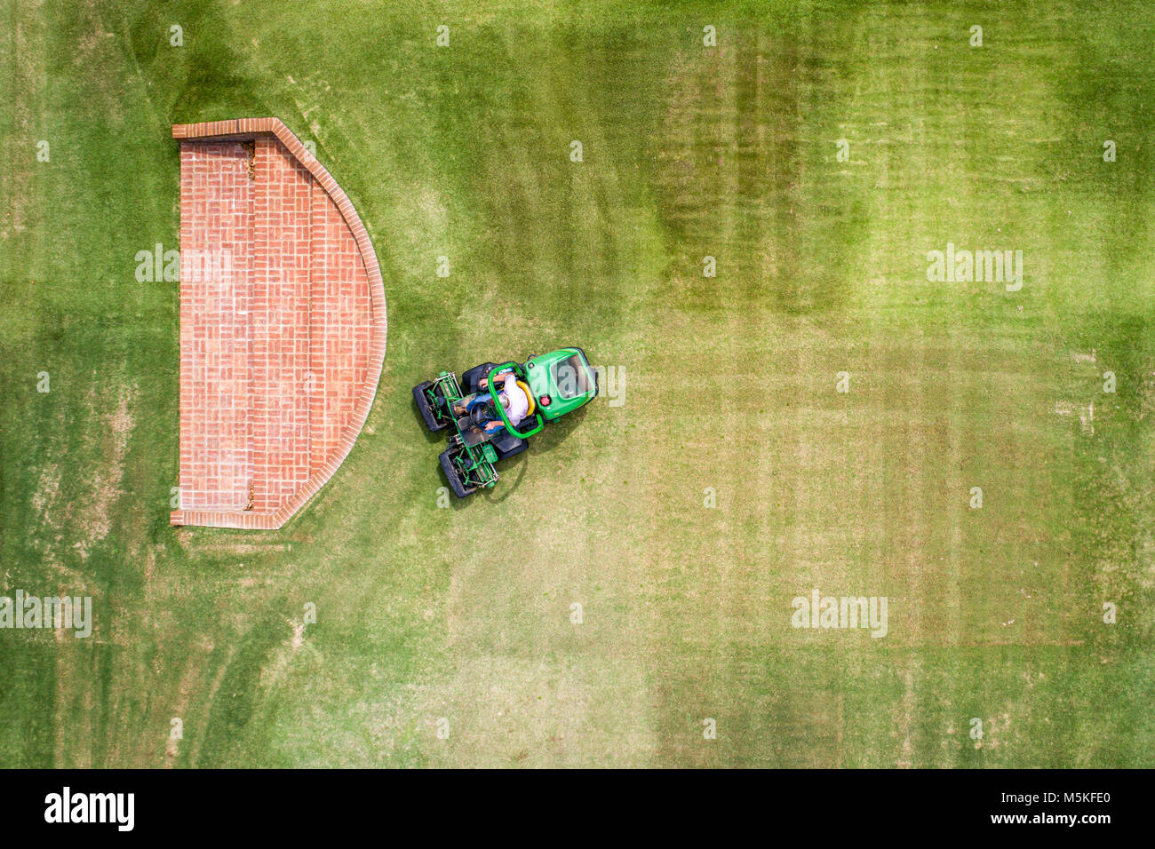 Schuß direkt nach unten schauen, bei der man die Reitrasenmäher Gras zu schneiden, Tifton, Georgia Stockfoto