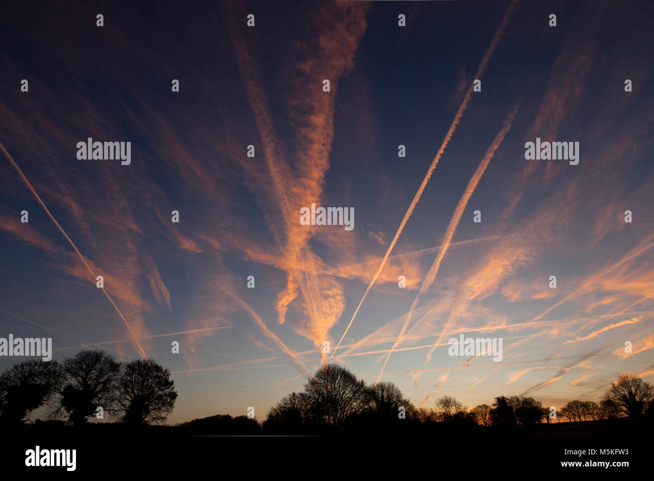 Flugzeug Kondensstreifen am Himmel Stockfoto