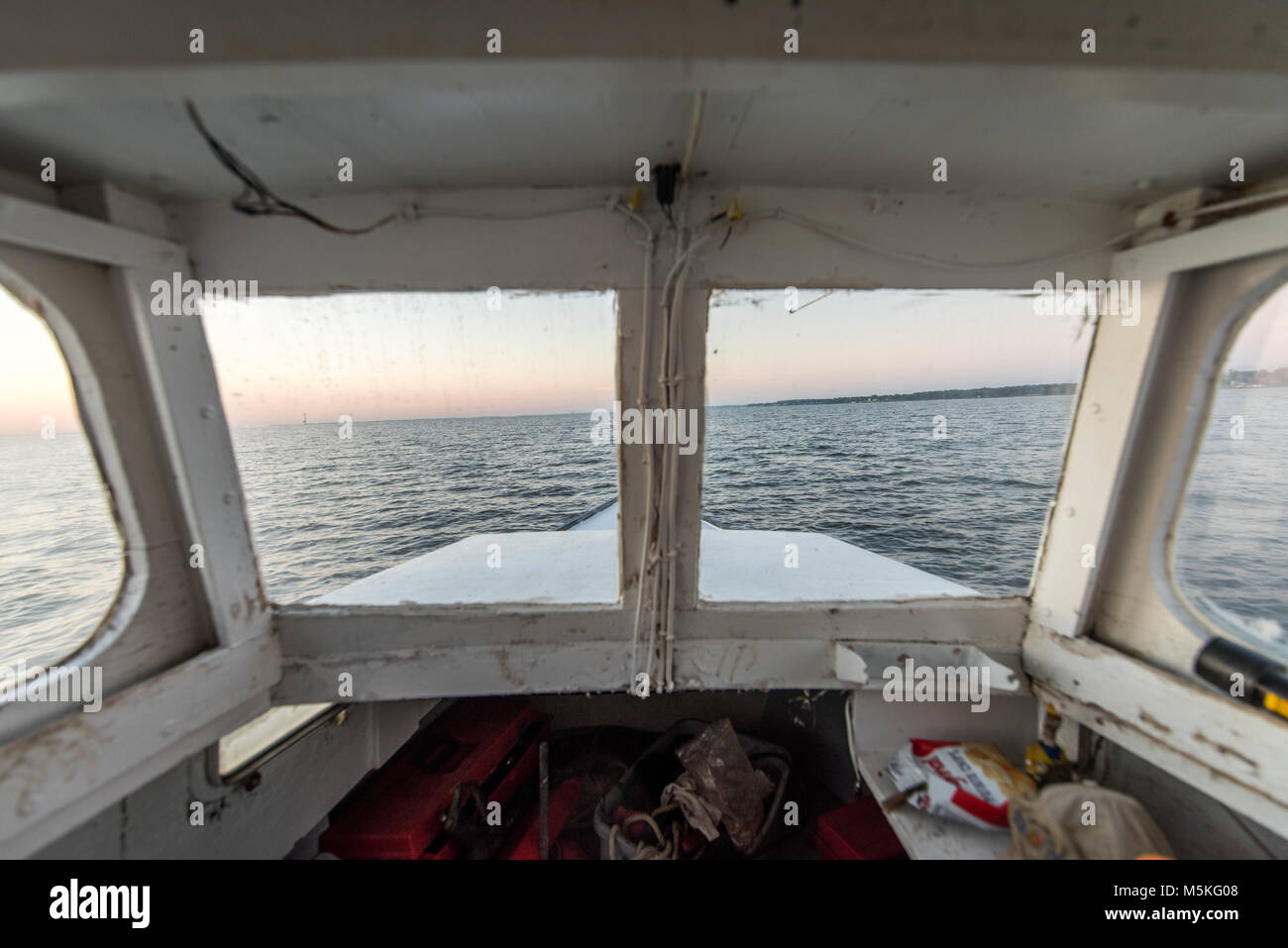 Blick aus dem Fenster der Boot auf der Chesapeake Bay in den frühen Morgen, Dundalk, Maryland. Stockfoto