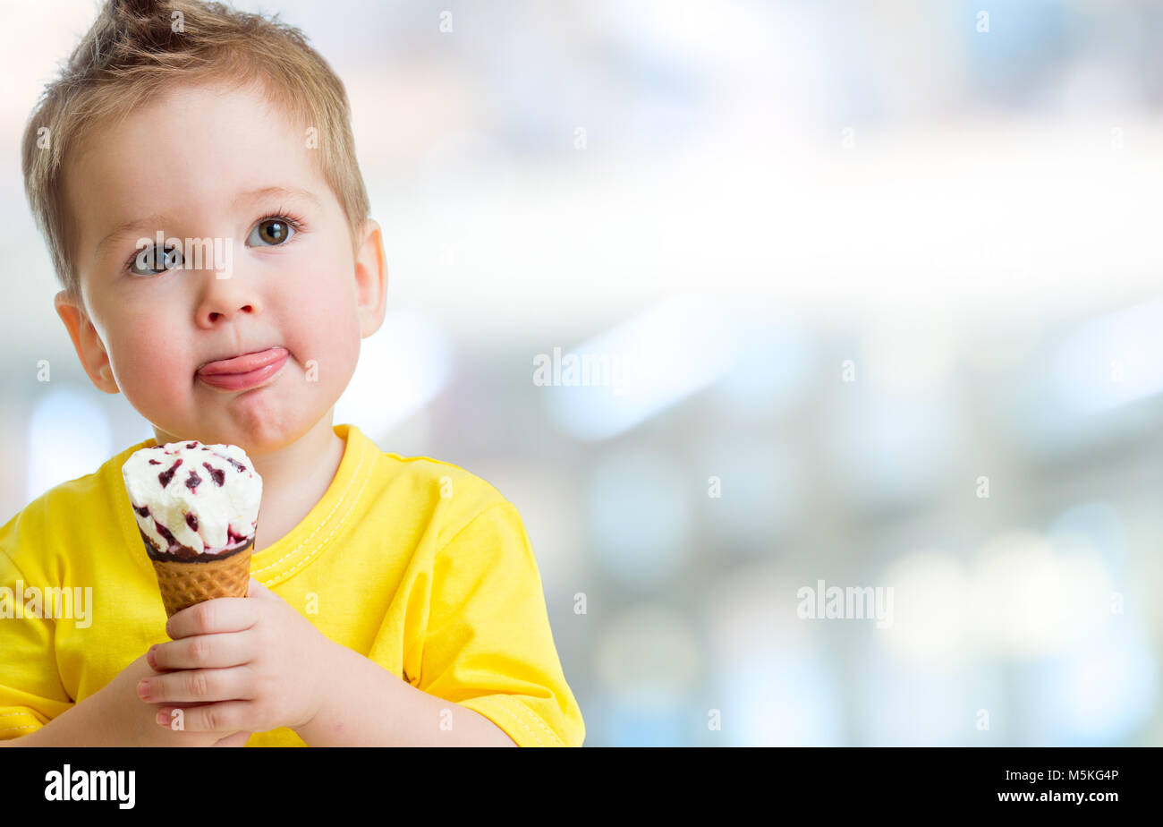 Eis essen von Kid Stockfoto