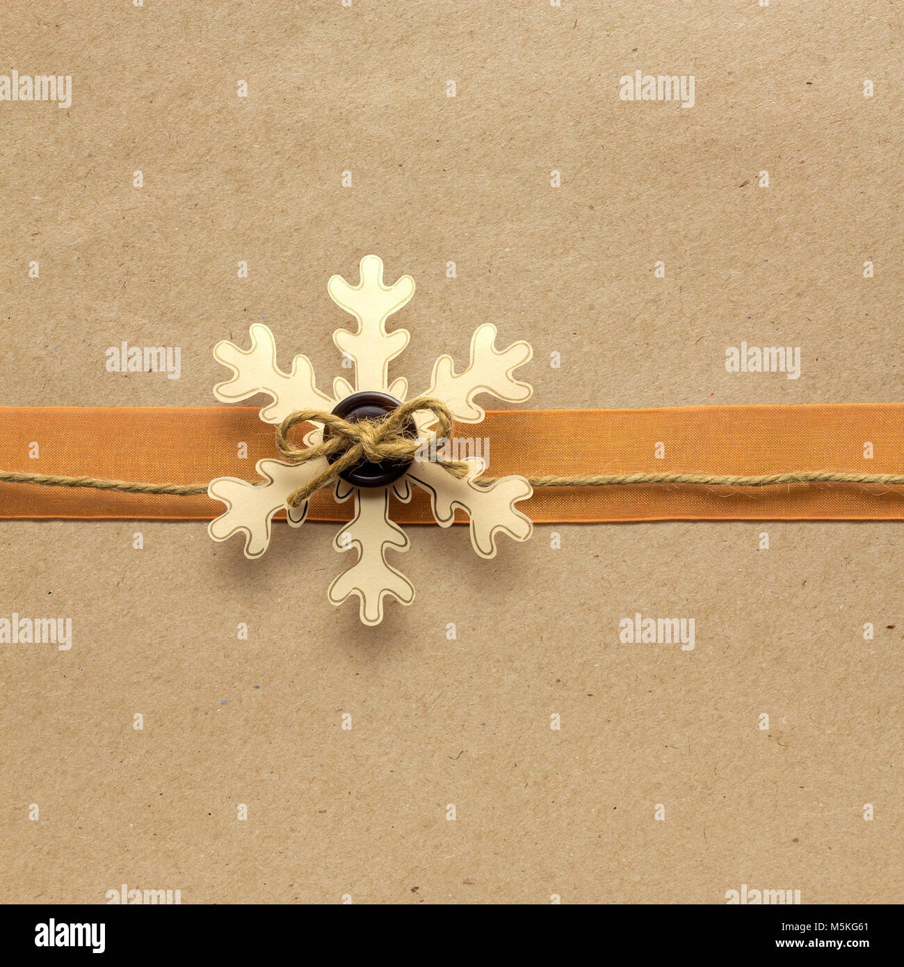 Kreative Weihnachten Konzept Foto einer Schneeflocke aus Papier auf braunem Hintergrund gemacht. Stockfoto
