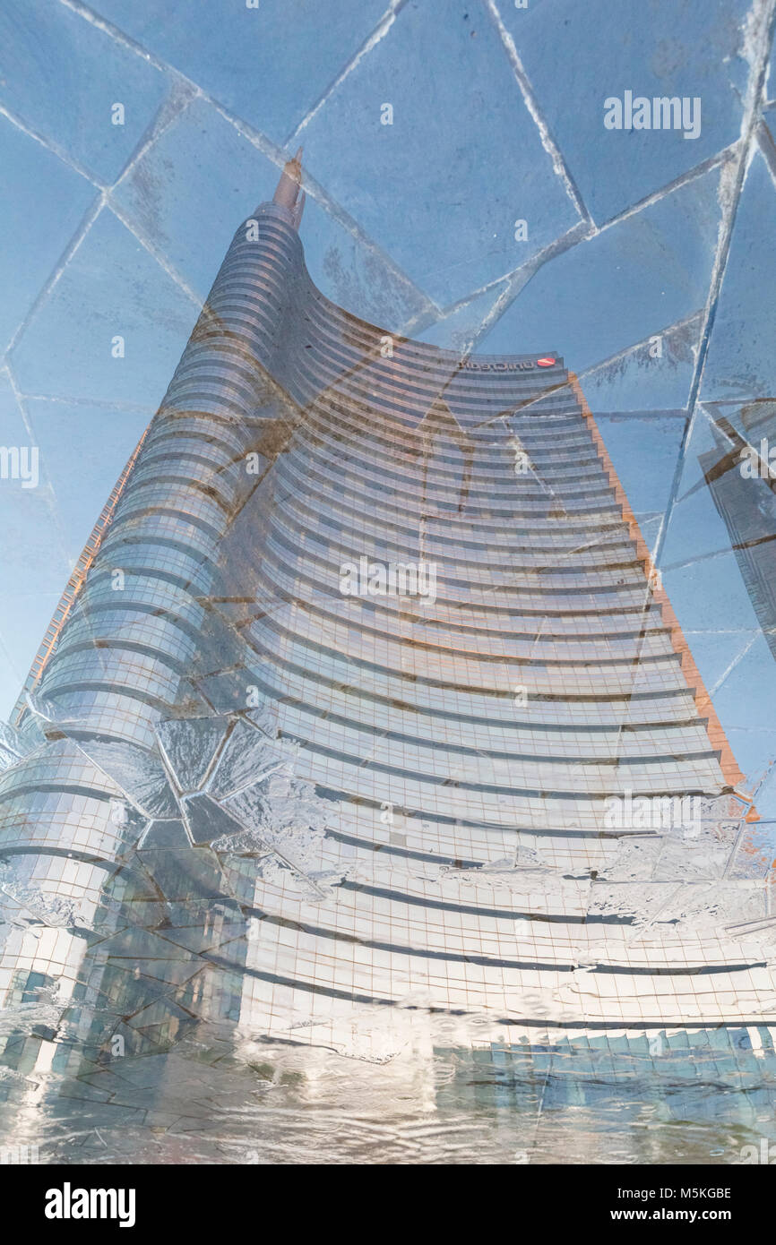 Ansicht der Unicredit Turm Turmspitze aus der Gae Aulenti Square. Mailand, Lombardei, Italien. Stockfoto