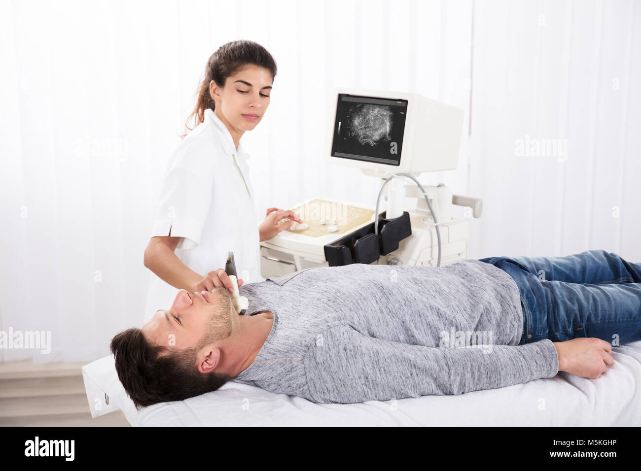 Menschen, die sich einer medizinischen Untersuchung in der Klinik Stockfoto