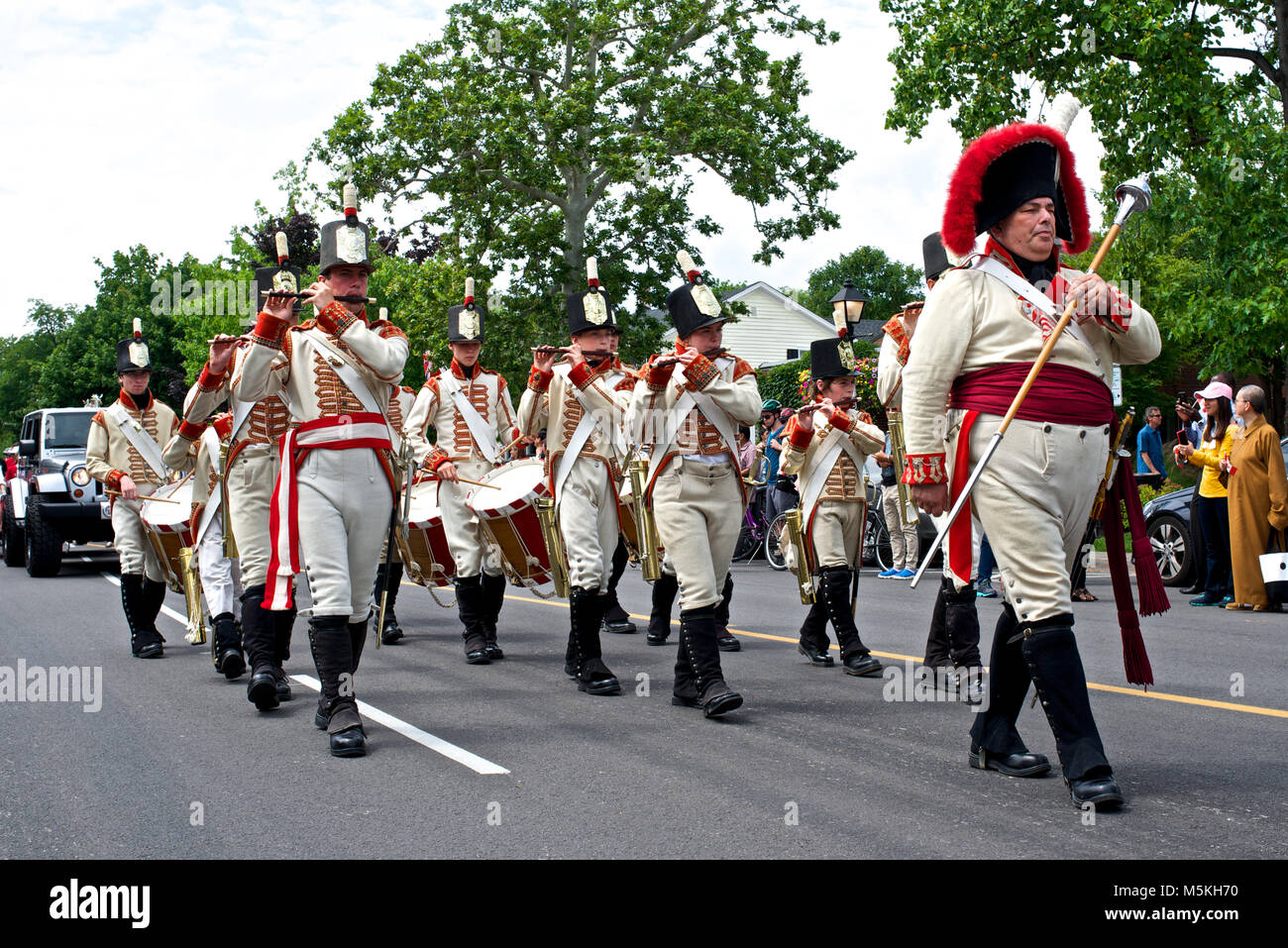 Das Fort George Fife und Drum Band marschieren durch die Straßen von Niagara-on-the-Lake als Teil der jährlichen Canada Day Parade Stockfoto