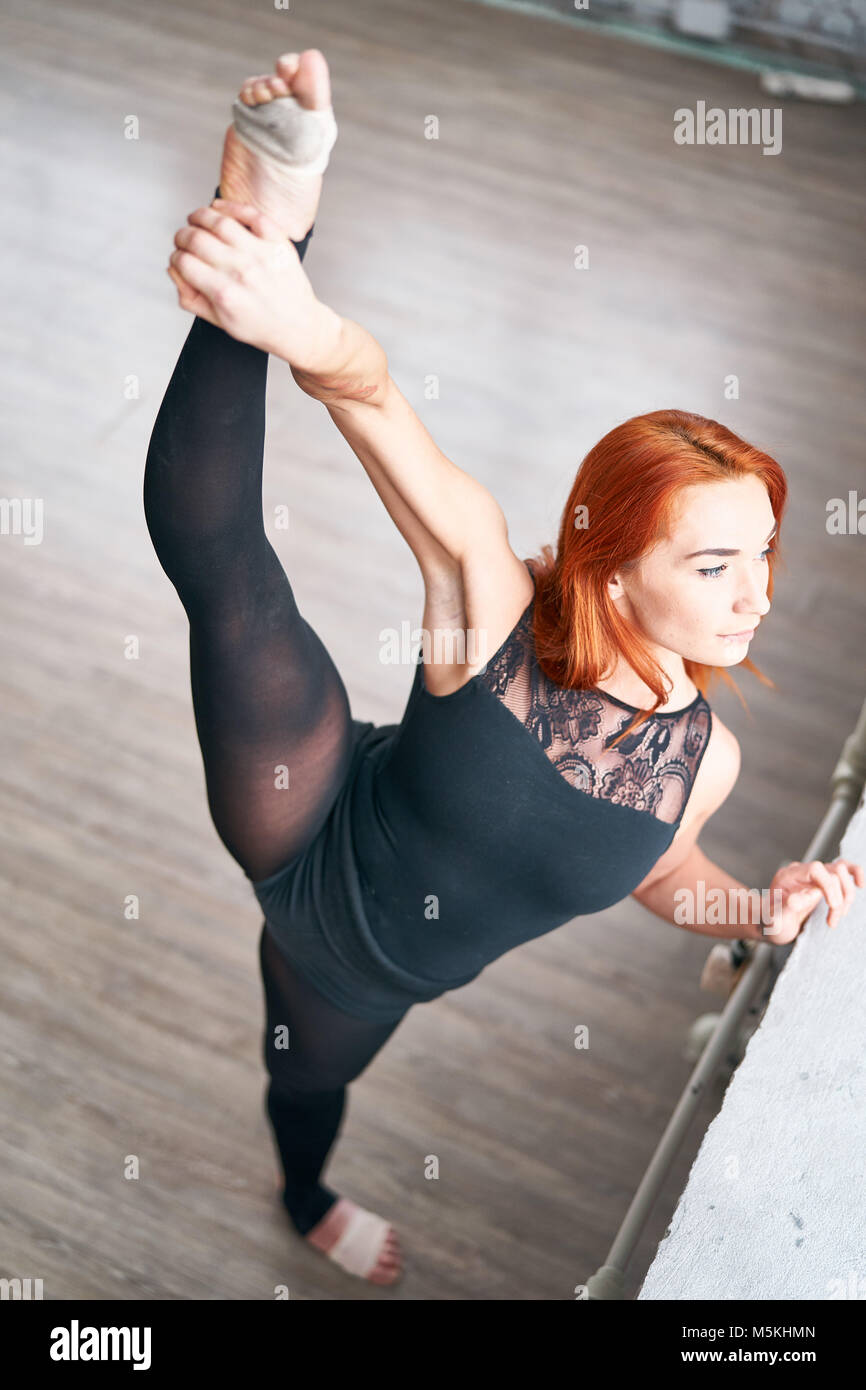 Mädchen Tänzer, die sich in der Nähe der Fenster Stockfoto