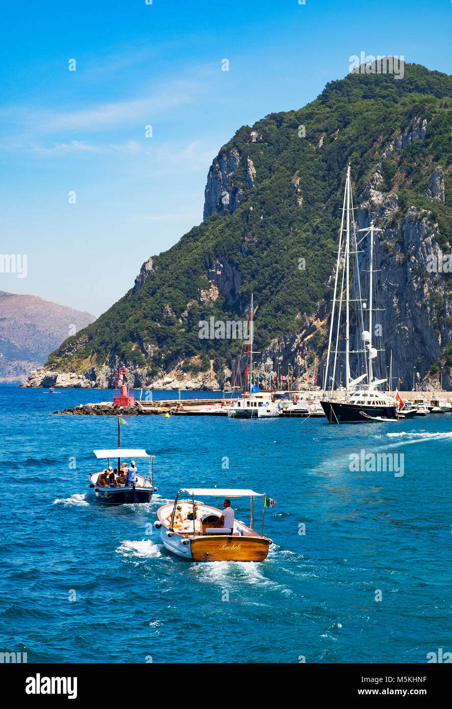 Segeln rund um die Insel Capri, Italien. Stockfoto
