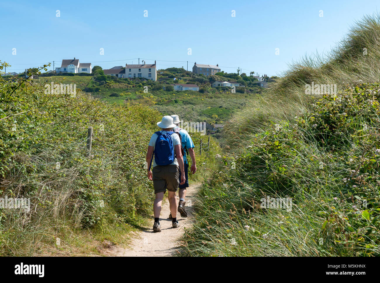 Menschen zu Fuß auf dem South West Coast Path ennen Cove in Cornwall, England, Großbritannien, Großbritannien nähert, Stockfoto