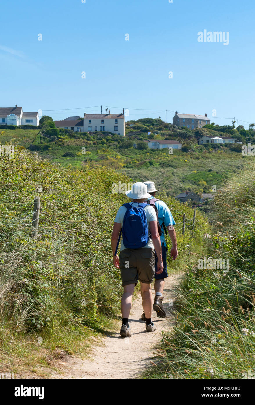 Menschen zu Fuß auf dem South West Coast Path in der Nähe von Sennen Cove, Cornwall, England, Großbritannien, Großbritannien. Stockfoto