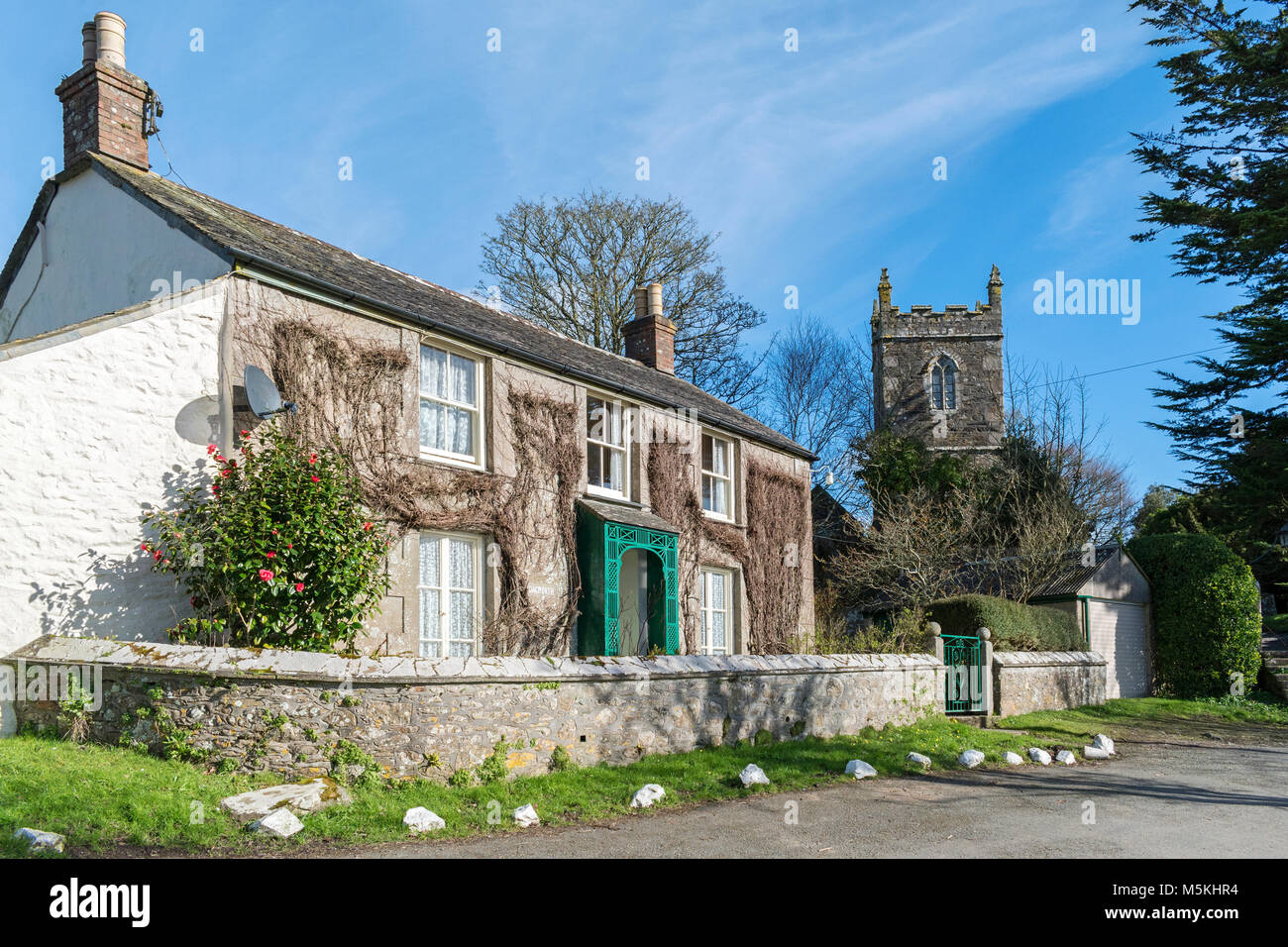 Cottage und Kirche im Dorf manaccan, Cornwall, wngland, Großbritannien, Großbritannien. Stockfoto