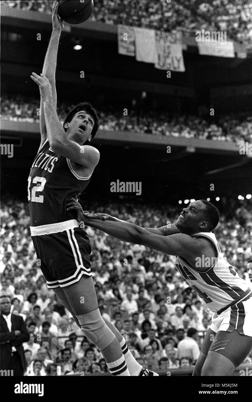 Celtics Kevin McHale von Kolben Rick Mahorn während der 1988 NBA Endspiele in Detroit, Michigan USA Mai 1988 foto Gefoult von Bill belknap Stockfoto