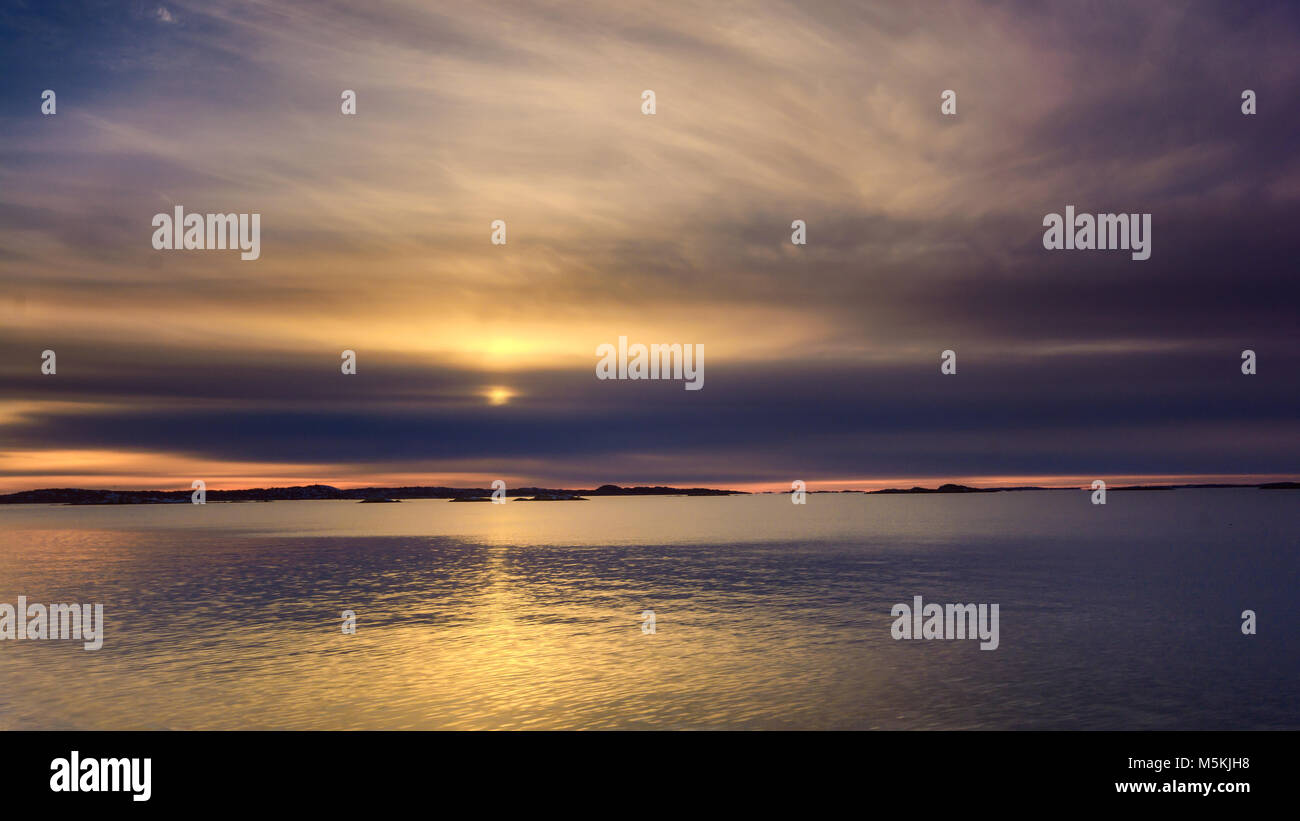 Untergehenden Sonne glühende mit schönen Farben, Saltholmen, Göteborg, Schweden 2018. Eine der erstaunlichen Sonnenuntergang ich erlebt habe. Stockfoto