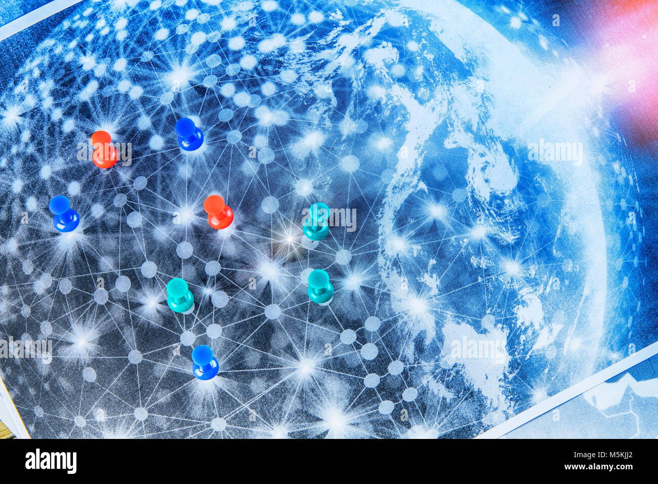 Globale Vernetzung Symbol für internationale Kommunikation mit einer Weltkarte Stockfoto