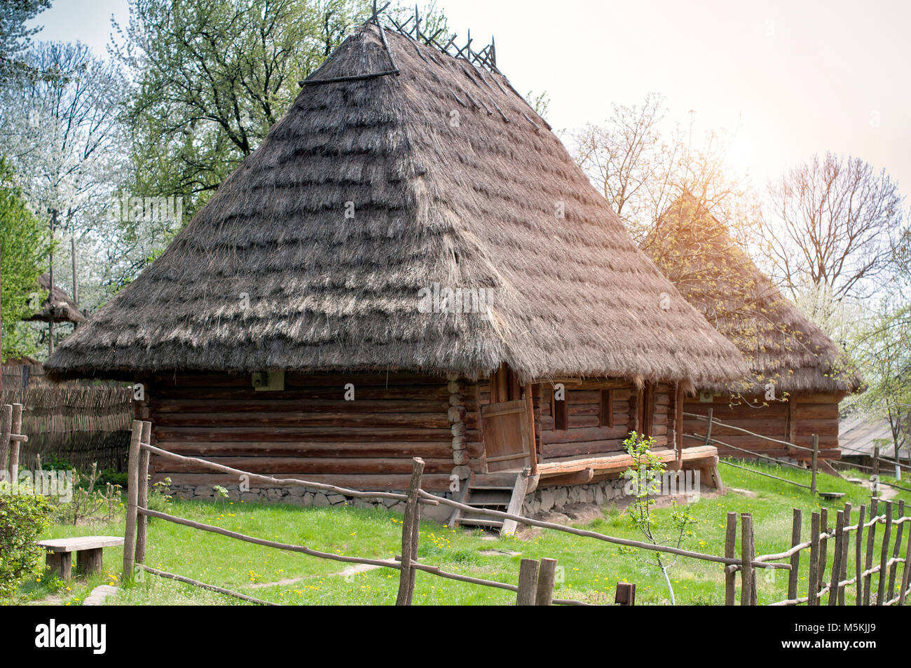 altes Holzhaus. Museum der Volksarchitektur in Uzhgorod Stockfoto