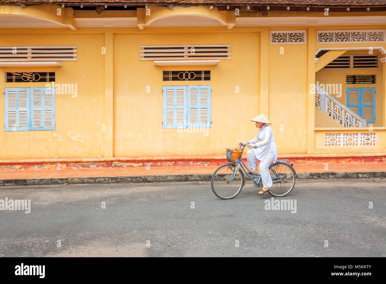 Cao Dai weiblichen Anhänger fahren mit dem Fahrrad auf dem Gelände des Heiligen Stuhls Cao Dai Tempel, đà Ninh, Vietnam Stockfoto