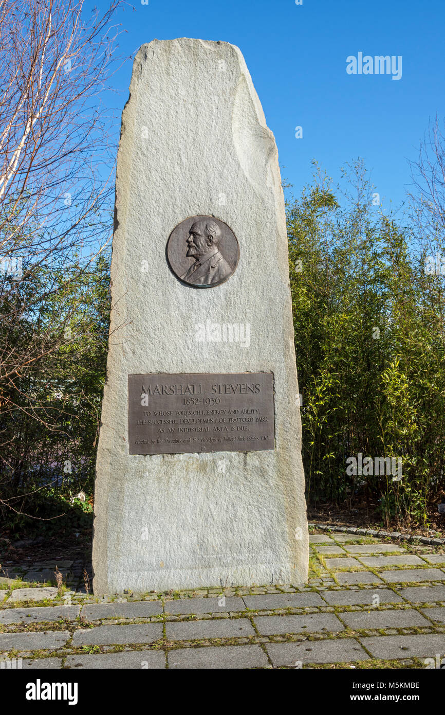 Denkmal für Marshall Stevens (1852 - 1936) von der Waliser Granit gemeißelt von Arthur Sherwood Edwards 1937. Trafford Park Village, Manchester, UK. Stockfoto