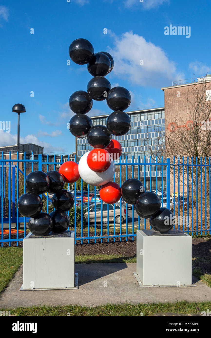 Skulptur eines Moleküls auf der LanXess Chemikalien arbeitet, Trafford Park, Manchester, UK. Künstler nicht bekannt. Stockfoto