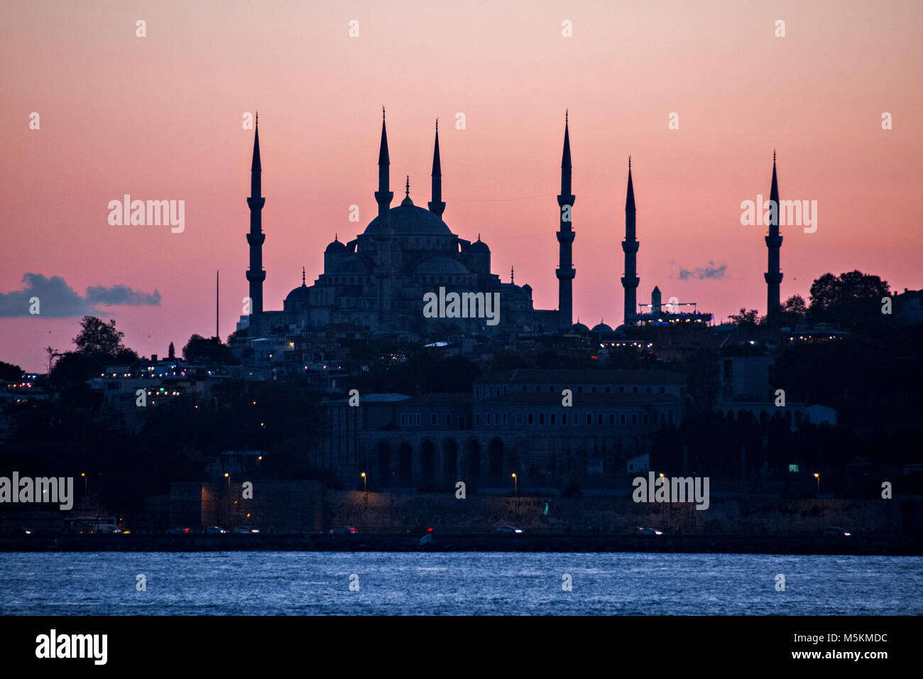 Blaue Moschee in Silhouette, bei Dämmerung, Istanbul, Türkei. Stockfoto
