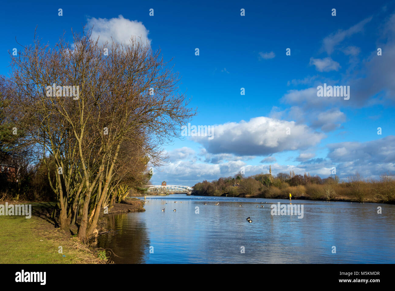 Die Barton Road Swing Bridge und der Barton Swing Aquädukt aus den Manchester Ship Canal bei Barton-upon-Irwell, Salford, Manchester, UK. Stockfoto