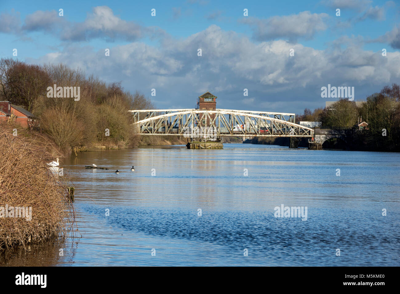 Die Barton Road Swing Bridge und der Barton Swing Aquädukt aus den Manchester Ship Canal bei Barton-upon-Irwell, Salford, Manchester, UK. Stockfoto