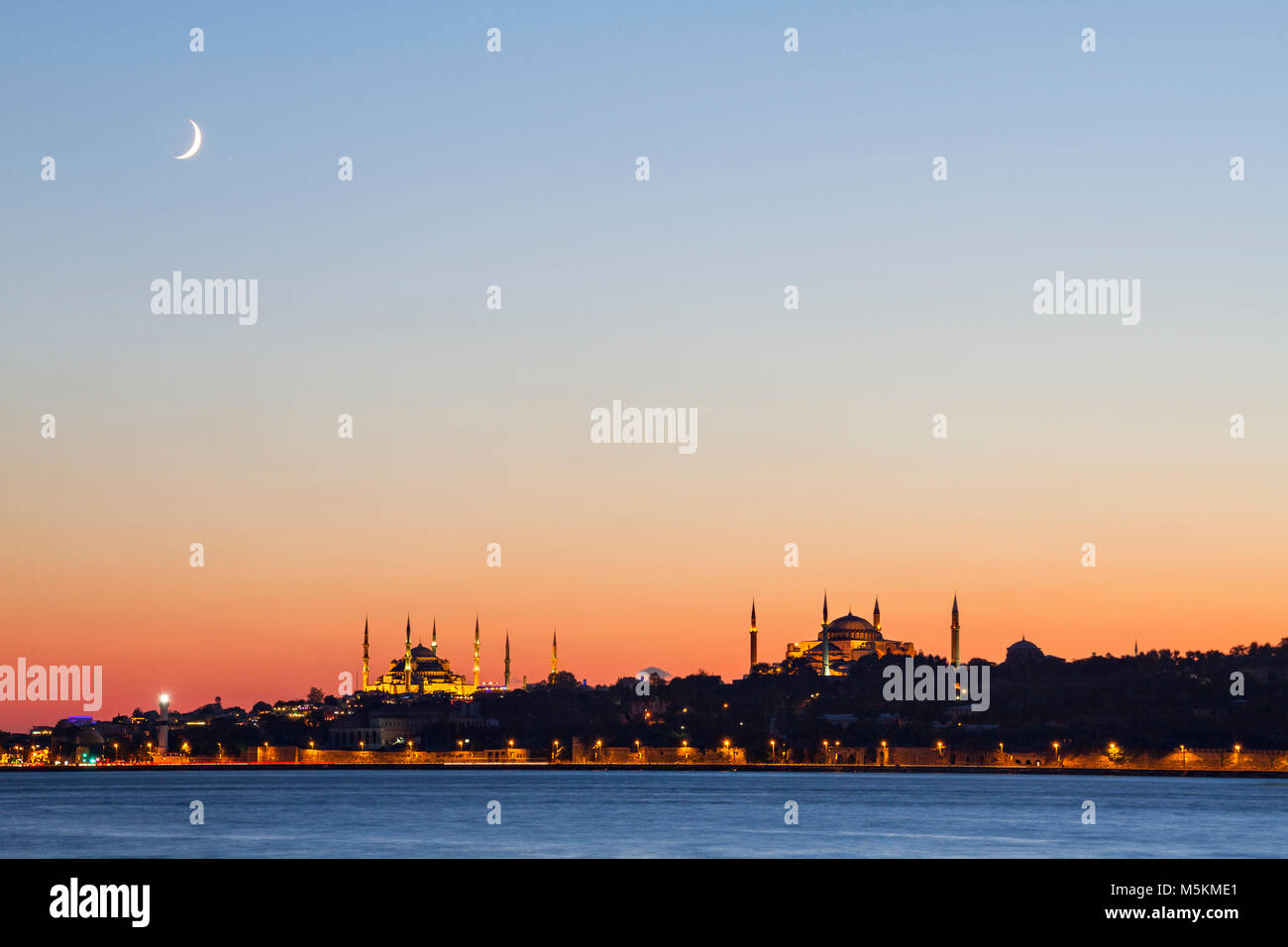 Die Blaue Moschee und die Hagia Sophia in der Dämmerung mit Halbmond am Himmel, Istanbul, Türkei. Stockfoto