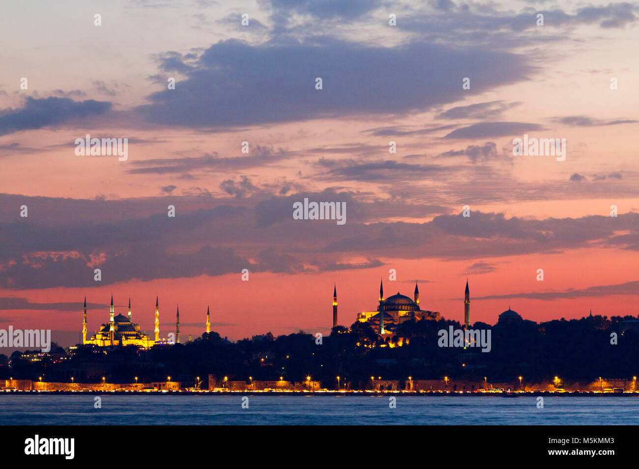 Silhouette von der Blauen Moschee und der Hagia Sophia, in den Sonnenuntergang, Istanbul, Türkei. Stockfoto