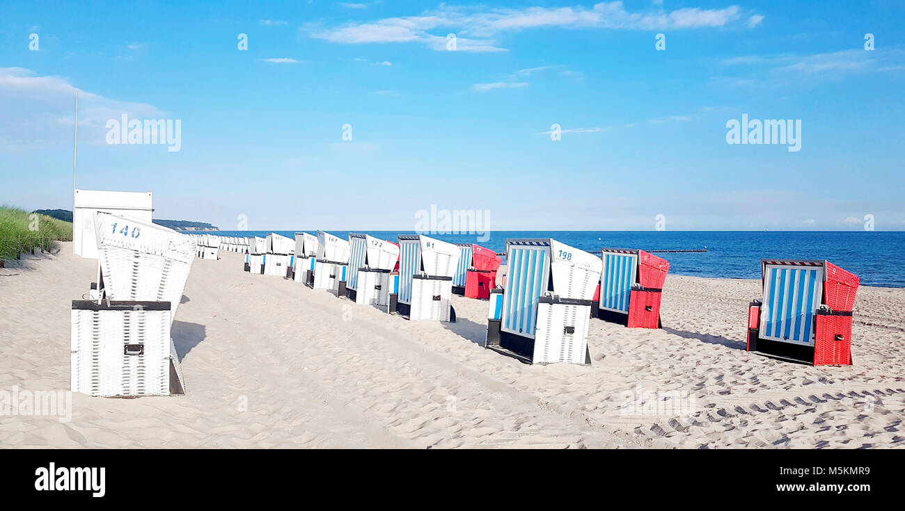 Warenkorb Stuhl am Strand an der Ostsee in Rostock, Deutschland Stockfoto