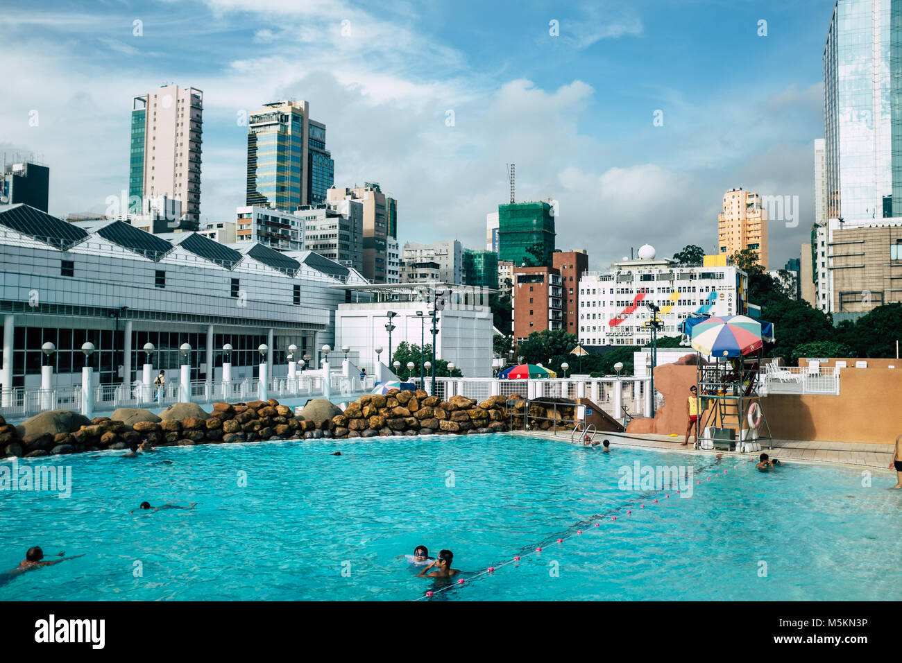 Menschen schwimmen in einem Park Schwimmbad in Hong Kong, Kowloon Seite Stockfoto