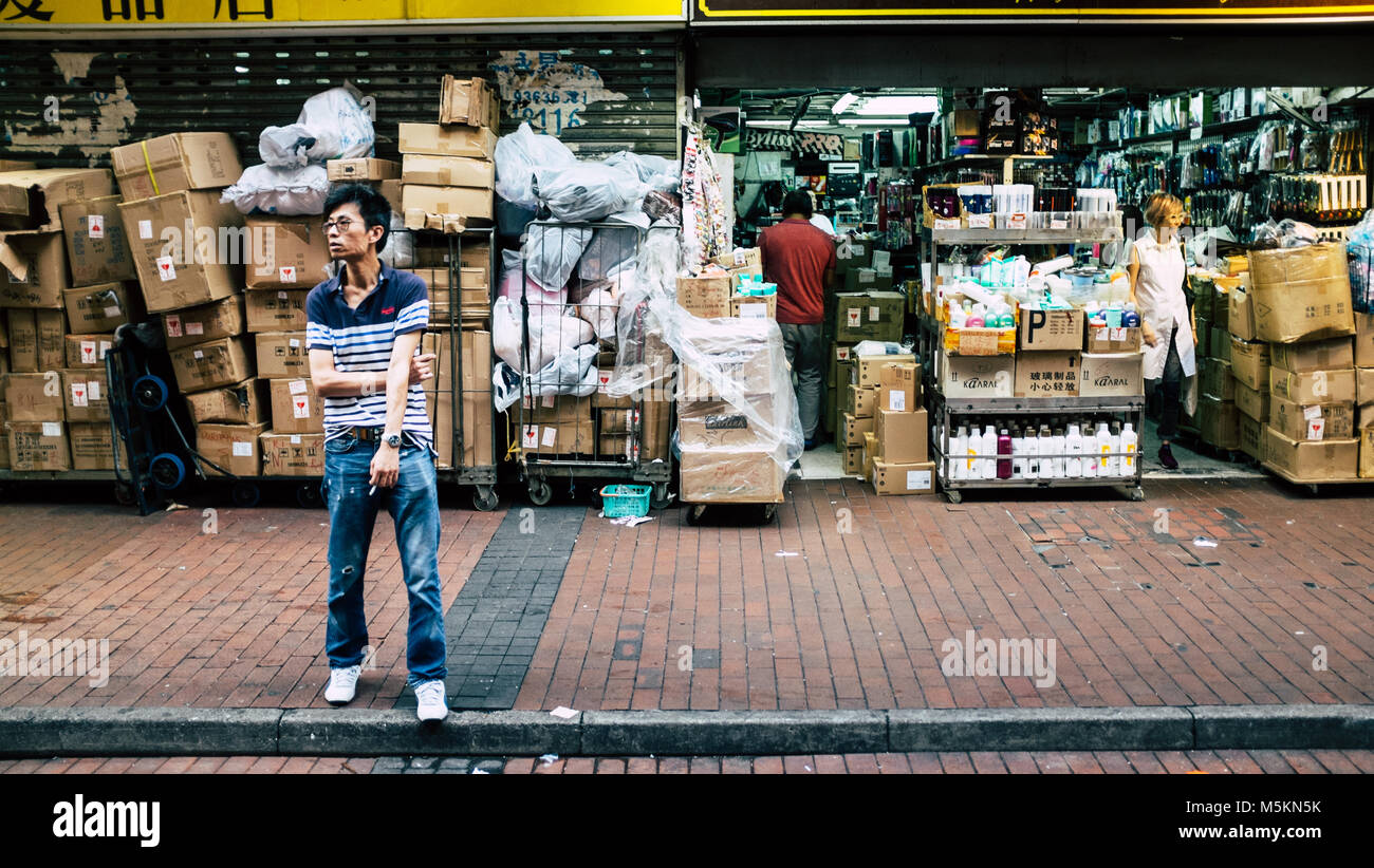 Leute gingen oder entspannen an der Ladies market in Hong Kong, Kowloon Seite Stockfoto