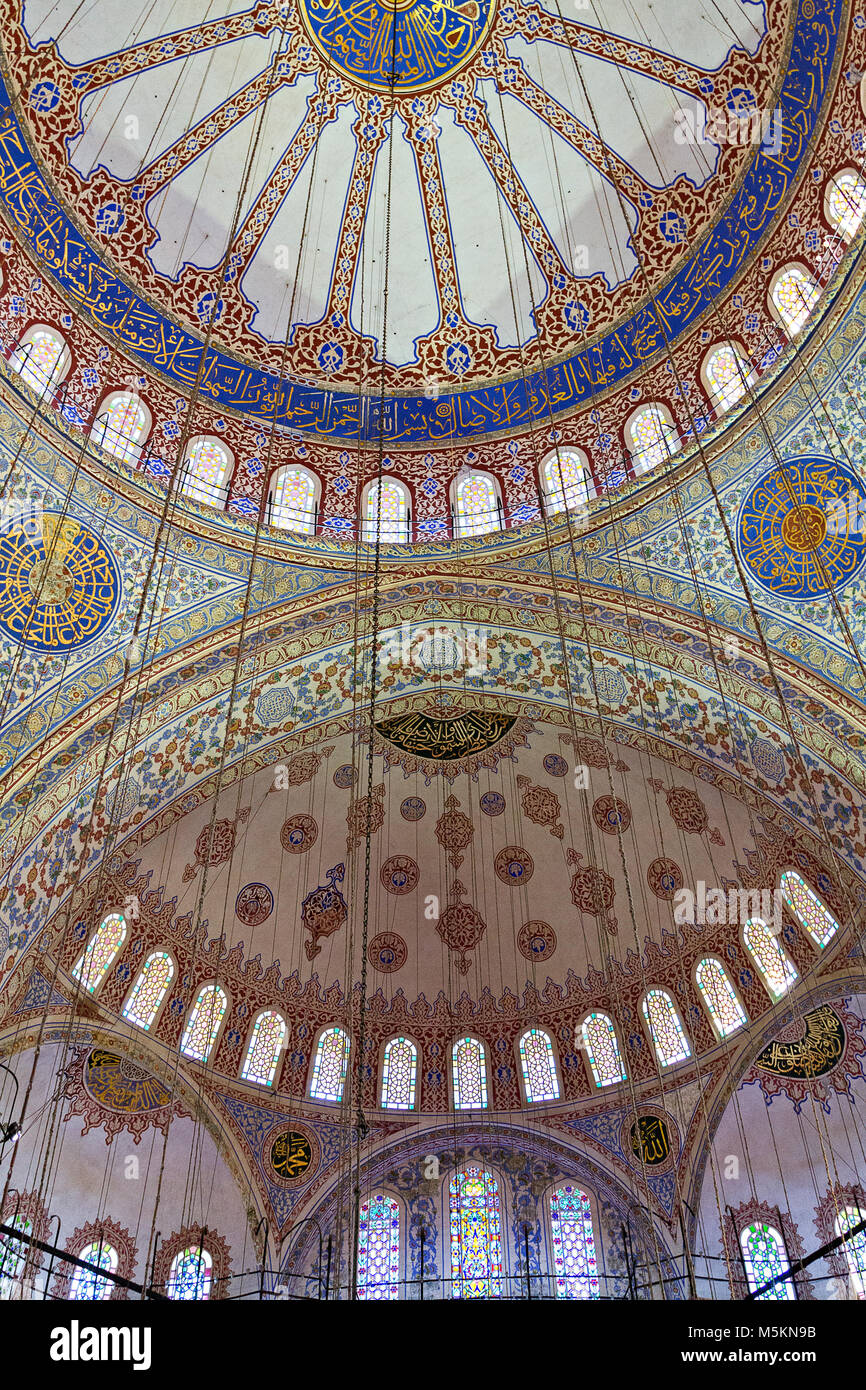 Kuppeln der Blauen Moschee von Innen, in Istanbul, Türkei Stockfoto
