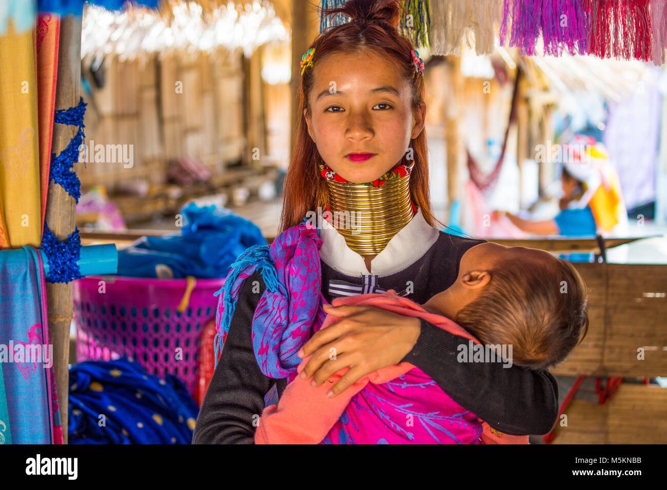 CHIANG RAI, THAILAND - 20. FEBRUAR 2017 - Unbekannter lange Hals Karen Hill Tribe Menschen. Karen lange Hals Dörfer in Chiang Rai, Thailand Stockfoto