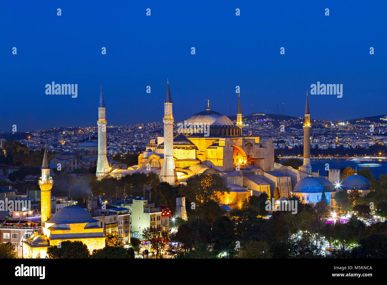 Blick auf die Hagia Sophia, die bei Dämmerung, Istanbul, Türkei. Stockfoto