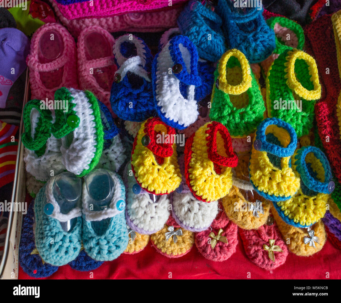 Bunte wolle Schuhe für Neugeborene Stockfoto