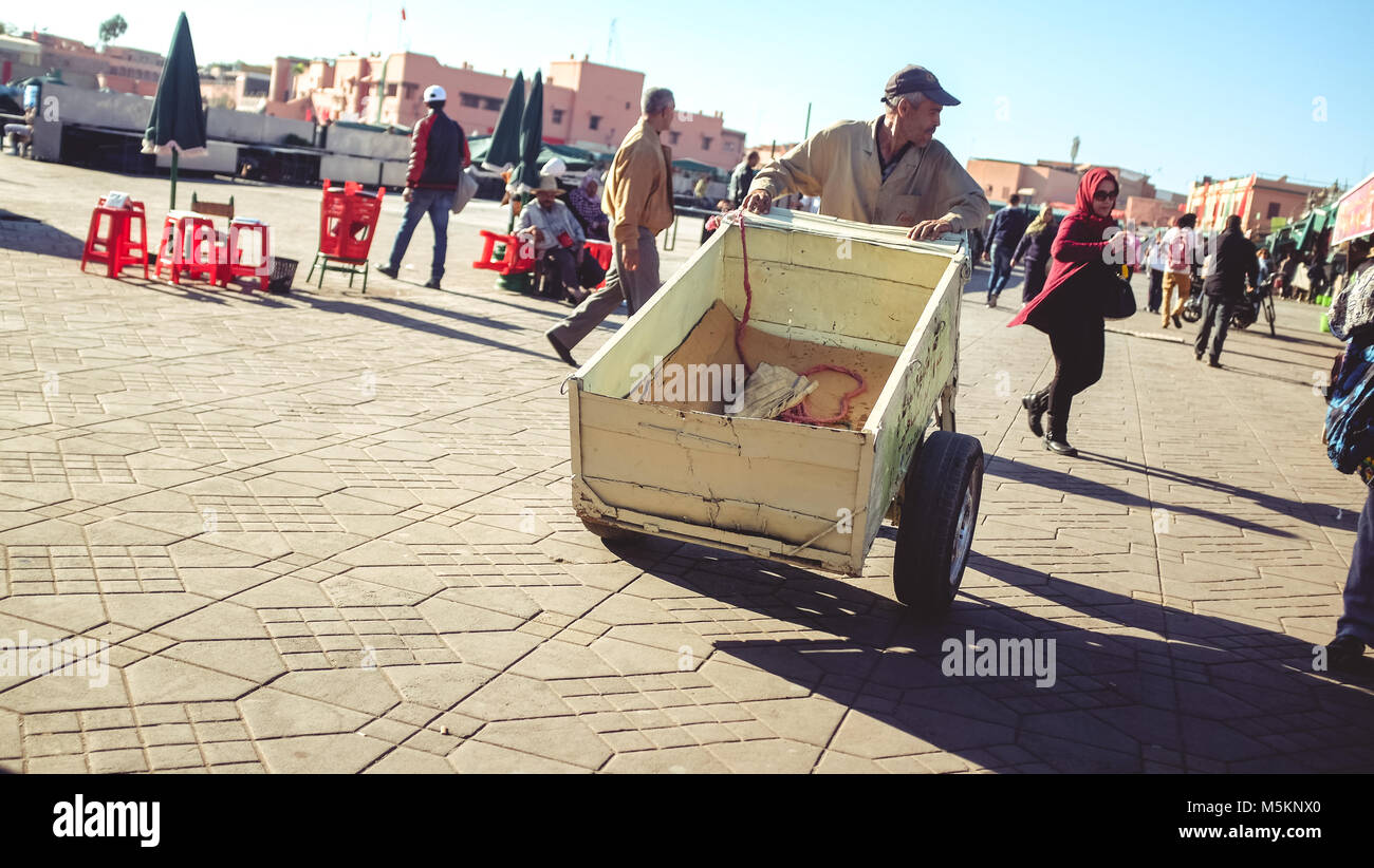Menschen werden gesehen, um den Verkauf in den Märkten in der Altstadt von Marrakesch, Marokko Stockfoto