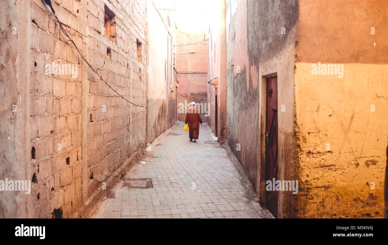 Mann gesehen zu Fuß in eine leere Gasse in der Altstadt von Marrakesch Stockfoto